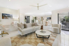 Riviera Road Miami - 4BRM Dual Villa, Surfers Paradise